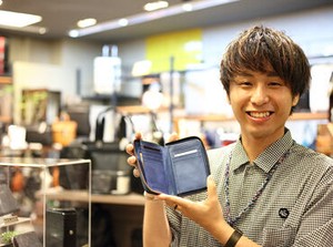 ＼オープニング大募集／
販売ノルマはなし◎
未経験でも安心♪
先輩スタッフがイチから丁寧にご指導します！