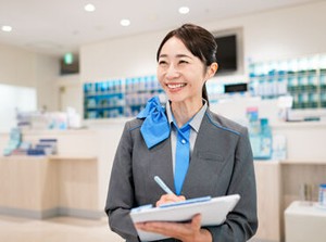 ＼未経験でも大丈夫／
入社後に基礎研修から、
接客の基本・流れまで
丁寧に教えてくれるのでご安心ください。