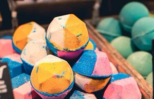 ﾟ*｡☆ NEWスタッフ募集 ☆。*ﾟ
LUSH(ラッシュ)販売STAFF
20～30代スタッフ活躍中
髪色自由♪