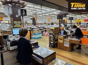 自動レジなのでラクラク♪
お仕事は丁寧にお教えするので
どなたでも活躍OKです！