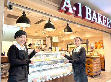 ≪天王寺店≫
いつも笑顔でいっぱいの温かい雰囲気も魅力のひとつ◎
チームワークバッチリです！