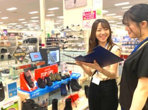 イオングループの靴屋さん♪
行き帰りや休憩時間に、
他の店舗でショッピングも◎