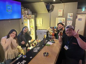＜県庁前駅から徒歩3分＊美栄橋駅から徒歩7分＞
オシャレな店舗！ダーツ＆カラオケBarでスタッフ募集☆