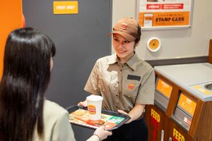 ＼新店STAFF大募集！／
学生さん・主婦さんなど、
幅広い世代で続々エントリー中です♪
お友達との応募も大歓迎です★