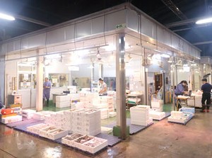 市場内の事務所でのお仕事です◎
早起きが得意な方必見！4時～9時までの出勤時間
残業もほぼなしでメリハリつけて働けます☆
