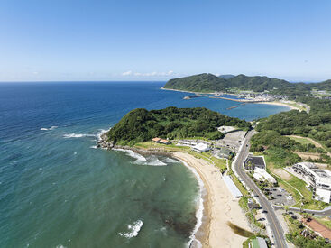 観光客・地元の方に大人気☆
お店の周りは大絶景♪きれいな海
【西の浦イカ活造り　波平】