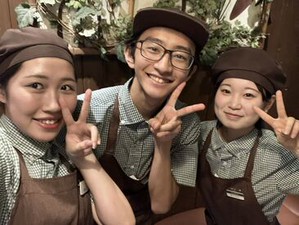 ＜現在活躍中のスタッフです！＞
和気あいあいと楽しくできる雰囲気◎
学校生活との両立もしやすい職場です♪