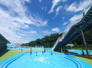 ＼★毎年大人気のプールバイト★／
夏はド定番の≪プール≫で
短期集中型で稼ごう♪
お友達と応募＆勤務も歓迎◎