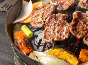 ＼新橋駅の高架下／
北海道名物「ジンギスカン」が新橋でも食べられる♪
昨年オープンしたばかりのキレイな店舗です！