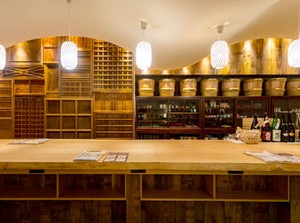 デザイナーが手掛けた立ち飲みスペースがとてもおしゃれなお店です♪
お客さんが選んだ日本酒を、スタッフが注ぐスタイルです★
