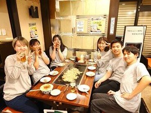 ≪まかないの様子≫
学生スタッフが多く、和気あいあいとした雰囲気♪
新しい友達も自然とできちゃう★
即採用＆即日勤務もOK◎