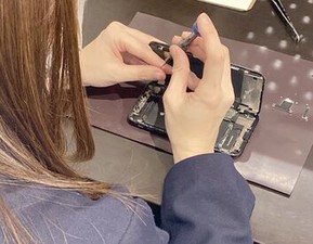 初めての方でも安心の研修制度あり！スタッフ限定の特典などもあるのでお得に購入◎お仕事終わりにそのまま行けちゃいます♪