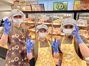 久しぶりのバイトでも大丈夫◎
心強くて優しい先輩たちがサポート！
初めのうちは作業も簡単なものからスタートするので安心♪