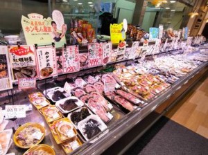 毎朝、新鮮なお魚が入荷されてきます。
色とりどりの「海の幸」が自慢の商品！
普段あまり見かけないお魚を見られるかも・・・？