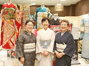 晴れの舞台から訪問着など
幅広い品揃えで商品のご案内もしやすい♪
お客様の笑顔を一番近くで感じられるやりがいも◎