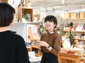 「この商品にはこんな使い方がある」
「ディスプレイのコツはこれ！」など
働きながら少しずつ詳しくなれますよ♪