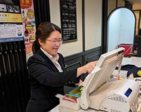 「土日だけロングでガッツリ稼ぎたい」
「平日、家事の合間の時間で」
などシフトは相談OK♪