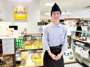 テイクアウト専門店★
駅直結の高島屋内なので通勤便利♪
↑キッチンは30～60代男性活躍中！