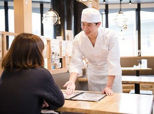 オシャレな制服に注目◎
カジュアルな服装でオシャレに働く事ができます♪