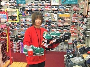 店内にはパンプス～有名ブランドスニーカーまで幅広いラインナップ！
もちろん、社割でお得にGETできちゃいます◎