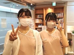 ＼学生・主婦(夫)さん活躍中／
OJT研修で丁寧にサポートするので、
バイトデビューの方も安心してご応募くださいね♪