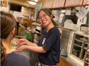 「飲食バイト初めて！」
そんなアナタもご安心を♪
研修でゼロから学べます☆
未経験から始めたスタッフも
たくさんいますよ！