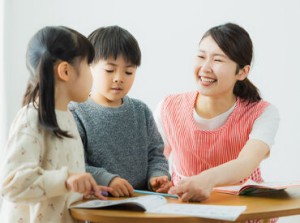 服装は動きやすければ自由★まずは短期スタートもOK！
小学生と一緒に遊んだり、宿題のサポートをお任せ♪
※画像はイメージです