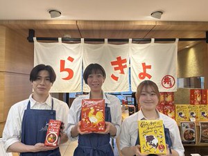 学生スタッフ活躍中◎
学外のお友達を作るチャンス!!
最高の仲間に出会えるかも!?
＼優しい先輩スタッフがお出迎え／