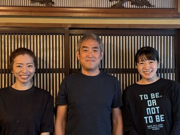 『応募してくれた方全員と面接します！
気軽に応募してくださいね。』by店長（写真中央）