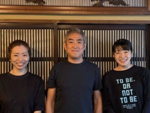 『応募してくれた方全員と面接します！
気軽に応募してくださいね。』by店長（写真中央）