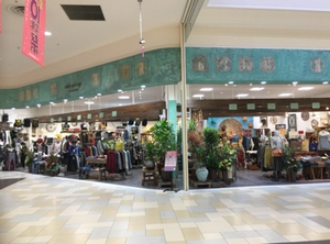 様々なブランドを扱うセレクトショップ♪
可愛い洋服、雑貨に囲まれながら働きませんか？
#髪型・髪色・ネイル・ピアス全て自由