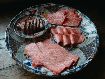 地域の皆さまのご愛顧を頂く『炭火焼肉 釜山』
ここが初バイトといった学生も多く、先輩スタッフも未経験スタートの方ばかり！