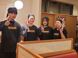 バイトデビューも大歓迎♪
お仕事はイチから丁寧にお教えします◎
まずは元気に「いらっしゃいませー!!」が言えればOK★