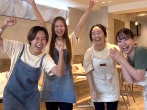 ▼20～30代スタッフ活躍中▼
インテリアにこだわったおしゃれなお店を、
先輩社員さんと一緒にお店を支えていきましょう♪