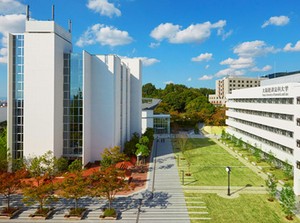≪レア募集≫数年ぶりのスタッフ募集★
学生が食堂で集う、実際の写真♪
綺麗なキャンパスで一緒にはたらきませんか？