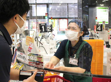 バイト終わりに買い物も済ませられる♪
さらに…STAFF割引もあるから
食品～�お菓子まで商品をお得に購入できます◎