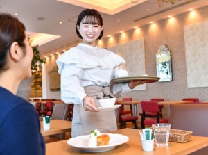 ★働きながら学べる環境
季節限定のパスタやスイーツが人気！
お茶の知識や、おいしい紅茶の淹れ方もマスターできます。