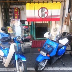 駅近＆自転車・バイク通勤OK！
タカノ橋商店街のアーケードすぐ♪

スタッフ皆、賄いが大好きで
�楽しみにバイトに来ているとか！