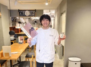 *定着率抜群*
つい学校で『うちの店長、面白いんだよね』と
友達にこぼしてしまうほど！
和気あいあいとした雰囲気です＊*