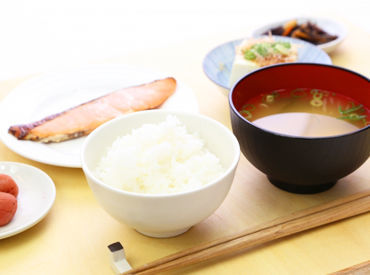 綺麗に盛り付けられたお食事は
ご入居者様の毎日の楽しみのひとつ♪
栄養価だけでなく、心も満たすお食事を
提供していま�す。