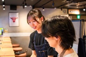 髪色・ピアス・ヒゲ自由！
飲食店では珍しい！？
ゴテゴテネイルもOK♪
オシャレもバイトも楽しんじゃおう★