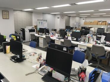 事務所の風景。
とても広い事務所で冷暖房完備です！！