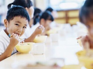 幅広い年代のスタッフが活躍中★調理スタッフの補助をお願いするので「調理に自信がない…」という方でも安心して働けます◎