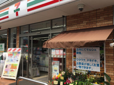 住宅地にある落ち着いた雰囲気のお店です。グループのお店もあるので、希望のシフトに合わせやすいです。時間は相談に乗れます。