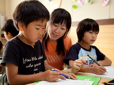 1コマ1～1.5時間の短時間でもOKです！
家事の合間やWワークの帰りなど、両立もしやすいお仕事◎
正社員登用制度もあります★