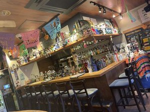 店内にはstaffが書いた絵やたくさんのお酒が(*'▽')
心も踊る空間で楽しく働ける◎
＼バイトデビューも大歓迎／