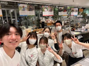 emCAMPUS EAST 1Fにあるカフェにて、ホールSTAFF大募集☆彡
植物がたくさんのフロア内はとってもオシャレ♪