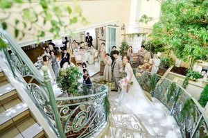 結婚式の他、企業様のパーティーでのサービスのお仕事もあり、様々なシーンで活躍頂けます！！