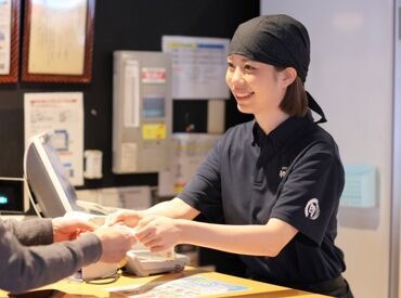 「初飲食バイト」でも安心♪
研修に特別チカラを入れています！
自信を持ってバイトができるよう、
全力でサポートします★