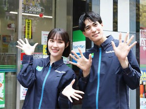 ファミマで安定バイト生活♪
まずは品出しなど簡単ものからお任せ！
必ず複数人で運営するので、
トラブルが起きても安心です◎